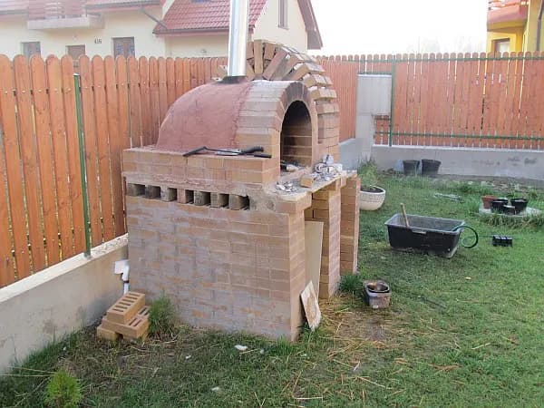 Jak zrobić cegłę szamotową w domu - proste kroki i porady