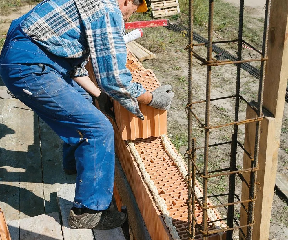 Jaka zaprawa do murowania suporeksu? Wybierz najlepszą opcję!