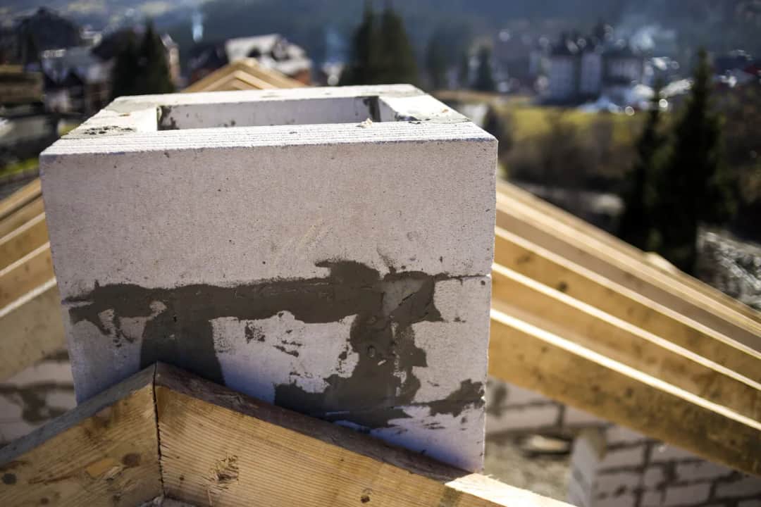 Jaką zaprawę do komina z cegły wybrać, by uniknąć problemów?