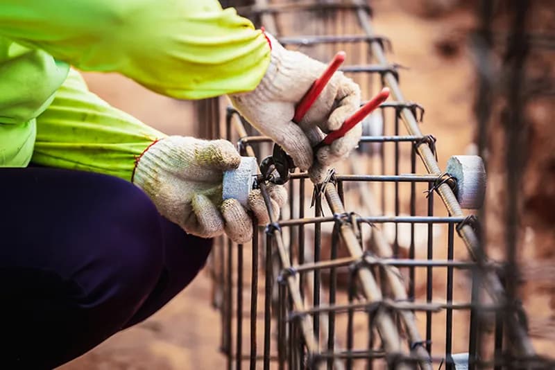 Jakie strzemiona na fundament? Wybierz odpowiednie dla swojego projektu