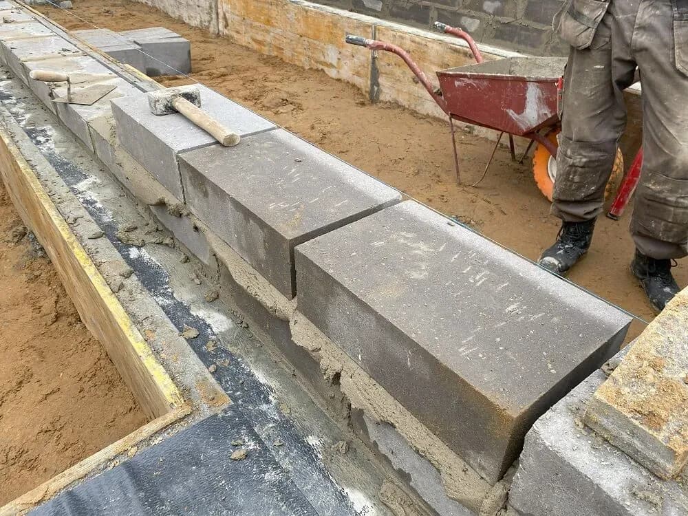 Ile zaprawy do bloczków betonowych? Oblicz dokładnie potrzebną ilość