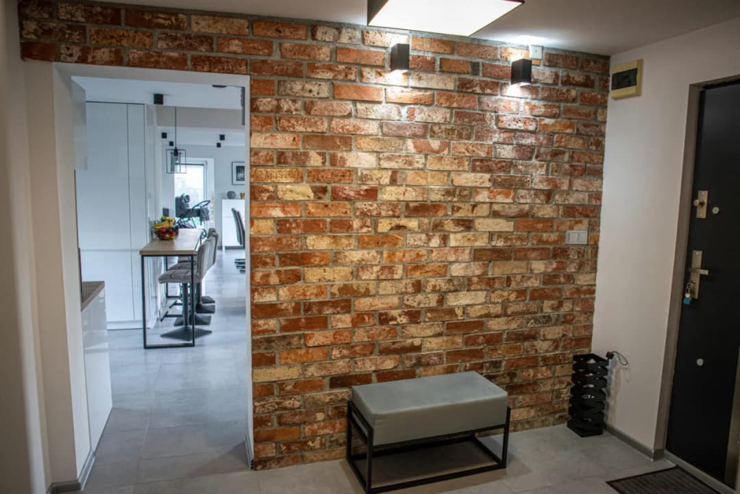 Jak położyć cegłę na ścianę? Poznaj najczęstsze błędy i triki