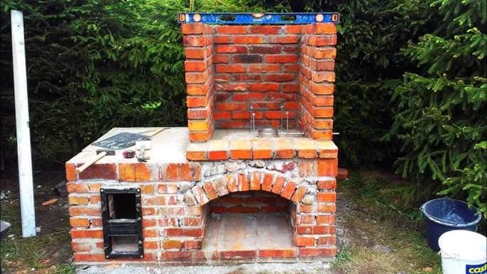 Jak zbudować grill z wędzarnią z cegły - krok po kroku bez błędów