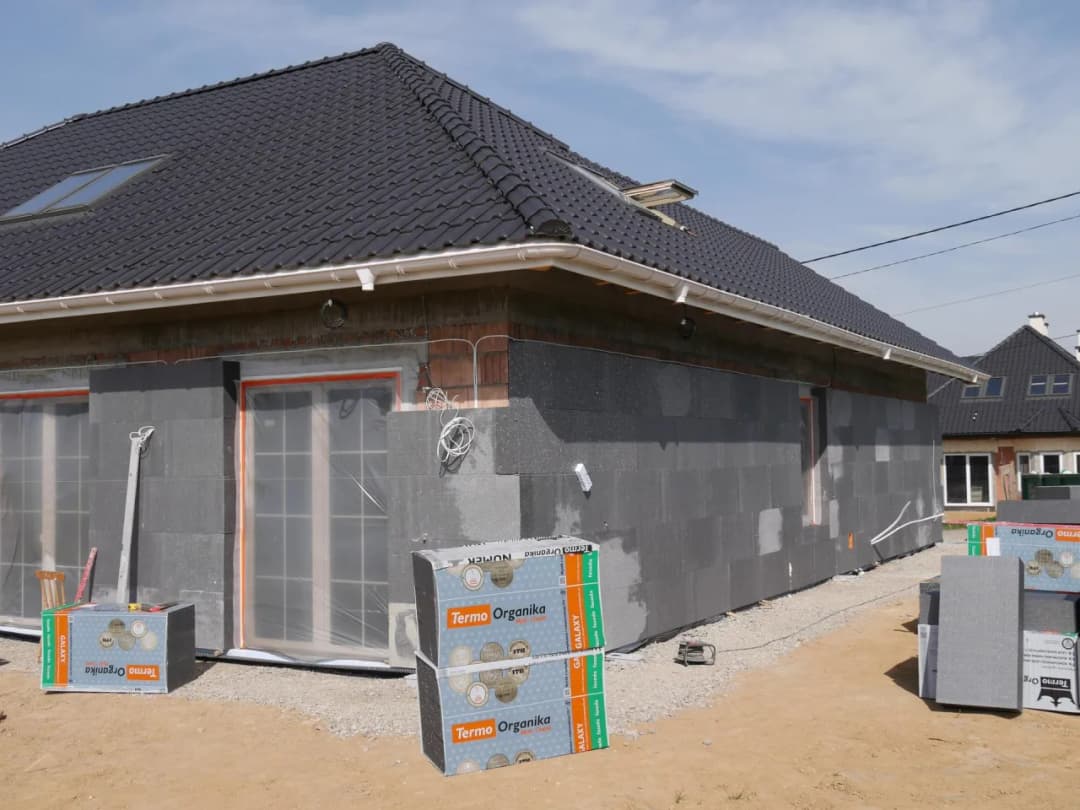 Jakim styropianem ocieplić dom, aby uniknąć wysokich rachunków?