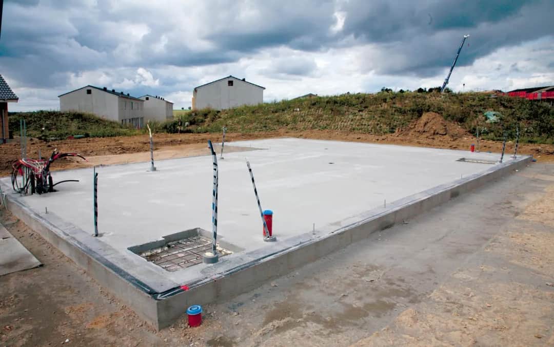 Fundamenty czy płyta – co wybrać, aby uniknąć kosztownych błędów?