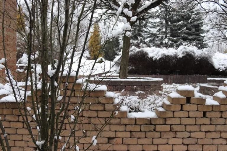 Jak skutecznie zabezpieczyć beton na zewnątrz przed uszkodzeniami