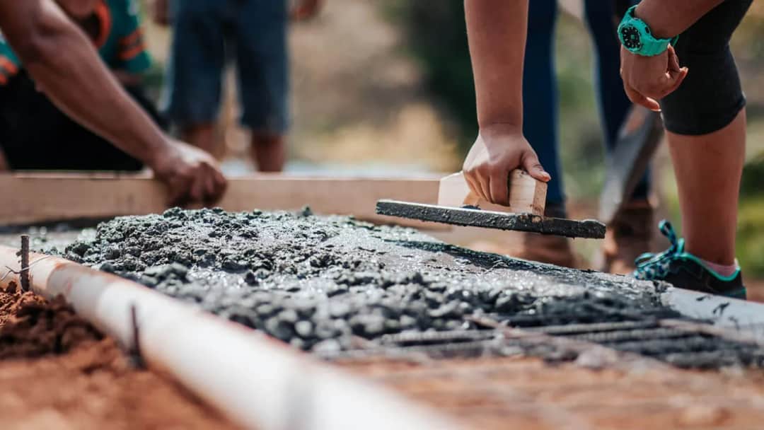 Ile waży kubik betonu? Poznaj wagi różnych typów betonu