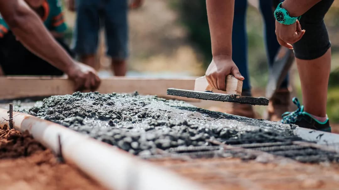 Ile waży kubik betonu? Poznaj wagi różnych typów betonu