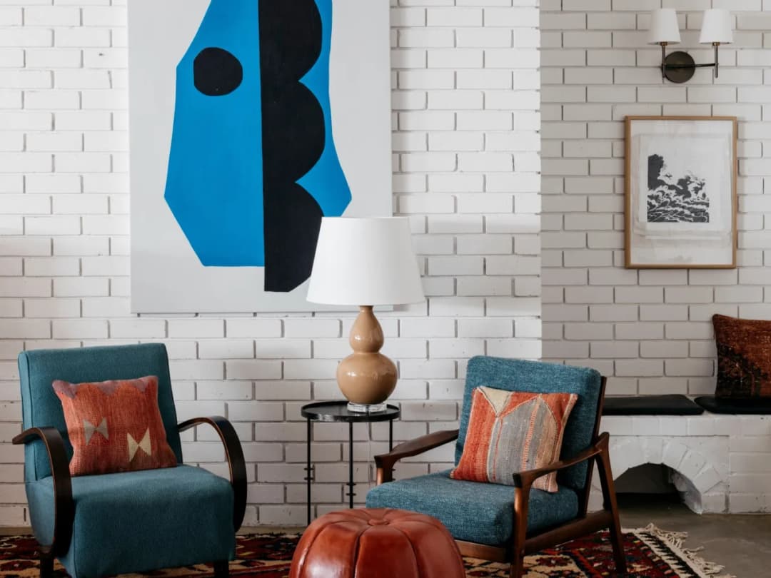 Co powiesić na ścianie z cegły, by uniknąć nudnego wnętrza?